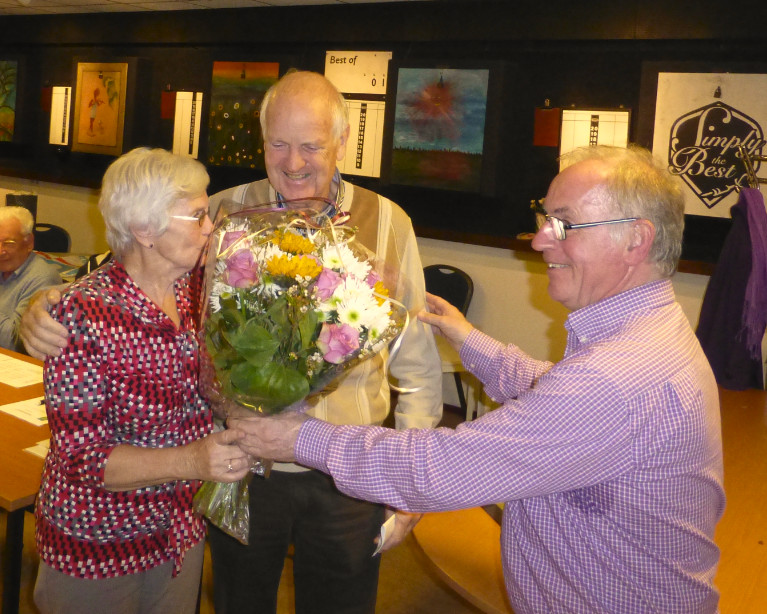 Overhandiging bloemenboeket door voorzitter Simon Rotteveel